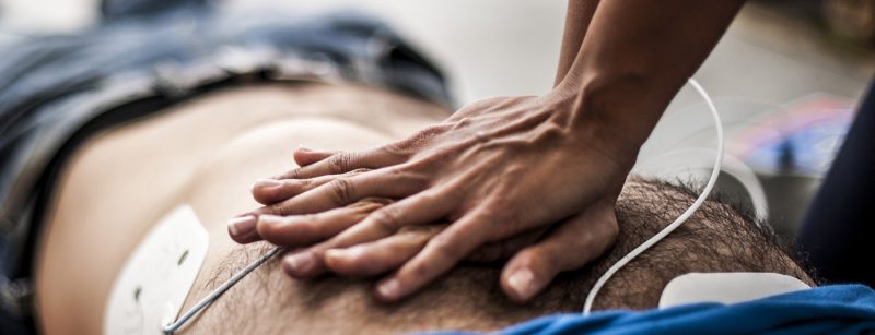notfall_herzmassage_defibrillation