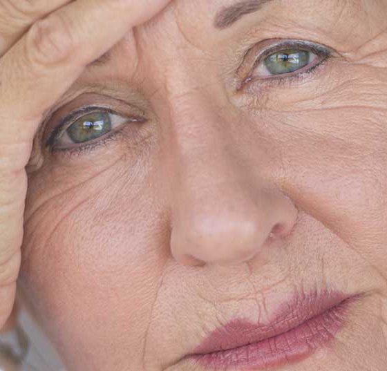 migrane_kopfschmerz_seniorin_fotolia_86411305_m