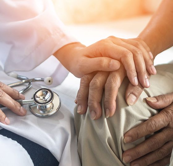 arzt_gespraech_hand_istock-1171416262