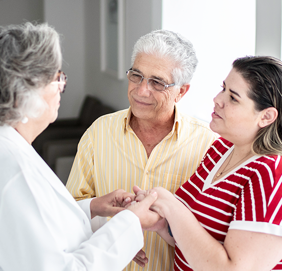 arzt_patient_angehoerige_istock-1200996303