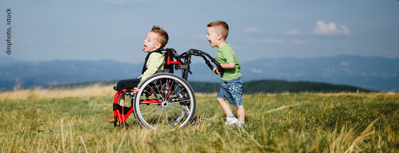 rollstuhl_kind_istock-1166598504