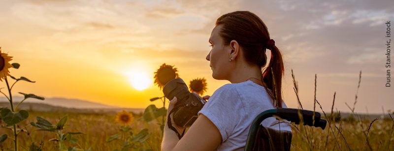 rollstuhl_frau_istock-1330852096